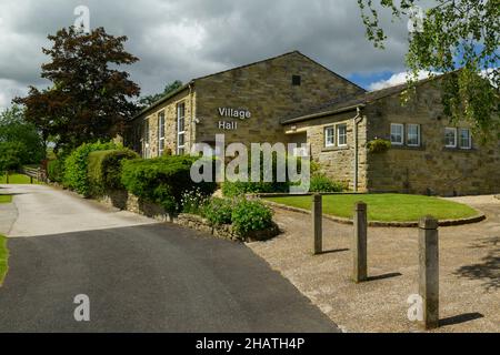 Bolton Abbey Village hall exterior - grande edificio moderno in pietra (spazio per eventi, cartello con il nome sul muro, percorso per l'ingresso) - North Yorkshire, Inghilterra, Regno Unito. Foto Stock