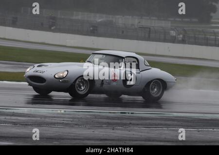 Pioggia e spruzzi a Stowe, Jonathan Mitchell, Jaguar e-Type semi-leggero, 60th Anniversary e-Type Challenge, Historic Sports Car Club, HSCC, Silvers Foto Stock