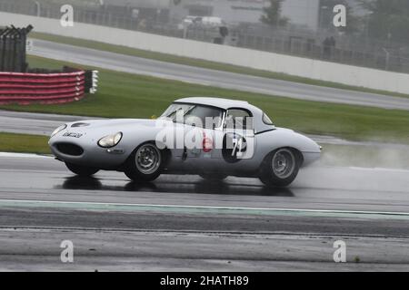 Pioggia e spruzzi a Stowe, Jonathan Mitchell, Jaguar e-Type semi-leggero, 60th Anniversary e-Type Challenge, Historic Sports Car Club, HSCC, Silvers Foto Stock