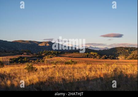 Vista da un sentiero escursionistico tra cases-de-pena e Tautavel bassano ad ovest con i Pirenei all'orizzonte Foto Stock