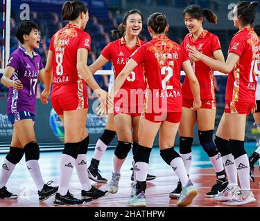 Jiangmen, la provincia cinese di Guangdong. 15th Dic 2021. I giocatori di Yunnan festeggiano dopo aver segnato durante la partita del Gruppo C tra Jiangsu e Yunnan alla seconda tappa della stagione 2021-2022 della Chinese Women's Volleyball Super League a Jiangmen, provincia del Guangdong della Cina meridionale, 15 dicembre 2021. Credit: Yang Zhisen/Xinhua/Alamy Live News Foto Stock