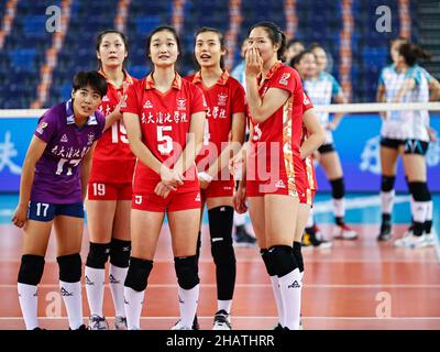 Jiangmen, la provincia cinese di Guangdong. 15th Dic 2021. I giocatori di Yunnan reagiscono durante la partita del Gruppo C tra Jiangsu e Yunnan alla seconda tappa della stagione 2021-2022 della Super League Cinese del Volley delle Donne a Jiangmen, provincia del Guangdong della Cina meridionale, 15 dicembre 2021. Credit: Yang Zhisen/Xinhua/Alamy Live News Foto Stock