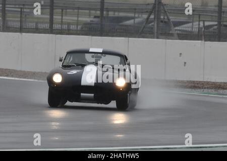 Pioggia e spruzzi a Stowe, Richard Meins, Chris Lillingston-Price, Jaguar e-Type semi-leggero Roadster, 60th Anniversary e-Type Challenge, Historic Foto Stock