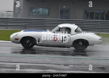 Pioggia e spruzzi a Stowe, ben Adams, Jaguar e-Type, 60th Anniversary e-Type Challenge, Historic Sports Car Club, HSCC, Silverstone Classic, luglio - agosto Foto Stock