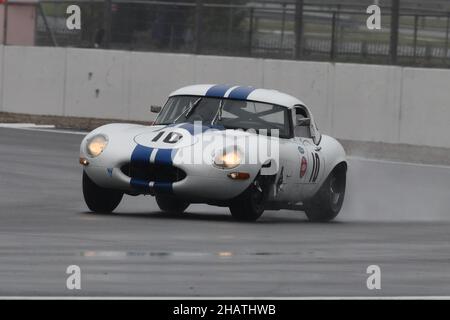 Pioggia e spruzzi a Stowe, ben Adams, Jaguar e-Type, 60th Anniversary e-Type Challenge, Historic Sports Car Club, HSCC, Silverstone Classic, luglio - agosto Foto Stock