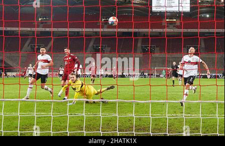 Stoccarda, Germania. 14/12/2021Robert LEWANDOWSKI, FCB 9 punteggi, spara gol , Tor, Treffer, 0-3 nella partita VFB STUTTGART - FC BAYERN München 1.German Football League il 14 dicembre 2021 a Stuttgart, Germania. Stagione 2021/2022, giorno di festa 16, 1.Bundesliga, FCB, München, 16.Spieltag. FCB © Peter Schatz / Alamy Live News - LE NORMATIVE DFL VIETANO L'USO DI FOTOGRAFIE come SEQUENZE DI IMMAGINI e/o QUASI-VIDEO - Foto Stock