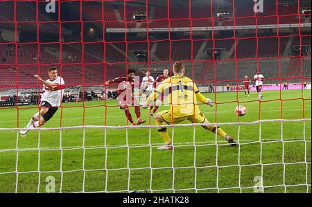 Stoccarda, Germania. 14/12/2021Serge GNABRY, FCB 7 punteggi, spara goal , Tor, Treffer, 0-2 nella partita VFB STUTTGART - FC BAYERN München 1.German Football League il 14 dicembre 2021 a Stuttgart, Germania. Stagione 2021/2022, giorno di festa 16, 1.Bundesliga, FCB, München, 16.Spieltag. FCB © Peter Schatz / Alamy Live News - LE NORMATIVE DFL VIETANO L'USO DI FOTOGRAFIE come SEQUENZE DI IMMAGINI e/o QUASI-VIDEO - Foto Stock