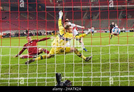 Stoccarda, Germania. 14/12/2021Robert LEWANDOWSKI, FCB 9 punteggi, spara gol , Tor, Treffer, 0-4, Florian Müller, portiere VFB 1, nella partita VFB STUTTGART - FC BAYERN München 1.German Football League il 14 dicembre 2021 a Stoccarda, Germania. Stagione 2021/2022, giorno di festa 16, 1.Bundesliga, FCB, München, 16.Spieltag. FCB © Peter Schatz / Alamy Live News - LE NORMATIVE DFL VIETANO L'USO DI FOTOGRAFIE come SEQUENZE DI IMMAGINI e/o QUASI-VIDEO - Foto Stock