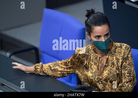 Berlino, Germania. 08th Dic 2021. Sawsan CHEBLI, SPD, 5th sessione plenaria del Bundestag tedesco con l'elezione e il giuramento del Cancelliere federale e dei ministri federali, Bundestag tedesco a Berlino, Germania il 8th dicembre 2021 Â credito: dpa/Alamy Live News Foto Stock