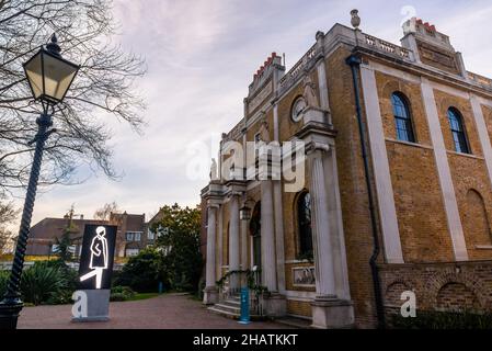 La facciata principale di Pitzhanger Manor, una casa di campagna inglese famosa come la casa dell'architetto neoclassico, Sir John Soane. Costruito tra 1800 e 1804 poll Foto Stock