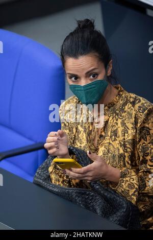 Berlino, Germania. 08th Dic 2021. Sawsan CHEBLI, SPD, 5th sessione plenaria del Bundestag tedesco con l'elezione e il giuramento del Cancelliere federale e dei ministri federali, Bundestag tedesco a Berlino, Germania il 08 dicembre 2021 credito: dpa/Alamy Live News Foto Stock