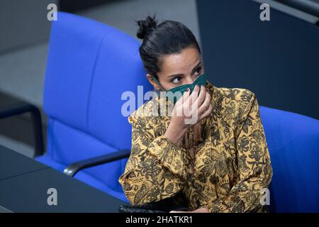 Berlino, Germania. 08th Dic 2021. Sawsan CHEBLI, SPD, 5th sessione plenaria del Bundestag tedesco con l'elezione e il giuramento del Cancelliere federale e dei ministri federali, Bundestag tedesco a Berlino, Germania il 08 dicembre 2021 credito: dpa/Alamy Live News Foto Stock