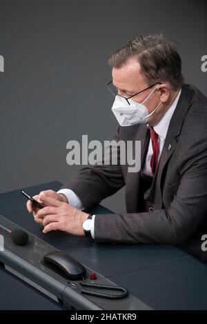 Berlino, Germania. 08th Dic 2021. Bodo RAMELOW, Die Linke, primo ministro dello Stato della Turingia, guarda il suo smartphone, 5th sessione plenaria del Bundestag tedesco con l'elezione e il giuramento del Cancelliere federale e dei ministri federali, Bundestag tedesco a Berlino, Germania il 08 dicembre 2021 credito: dpa/Alamy Live News Foto Stock