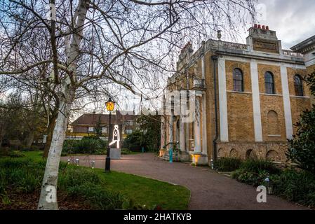 La facciata principale di Pitzhanger Manor, una casa di campagna inglese famosa come la casa dell'architetto neoclassico, Sir John Soane. Costruito tra 1800 e 1804 poll Foto Stock