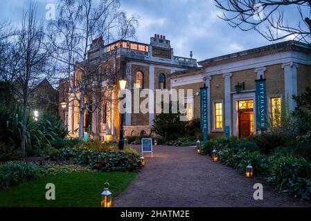 La facciata principale di Pitzhanger Manor, una casa di campagna inglese famosa come la casa dell'architetto neoclassico, Sir John Soane. Costruito tra 1800 e 1804 poll Foto Stock