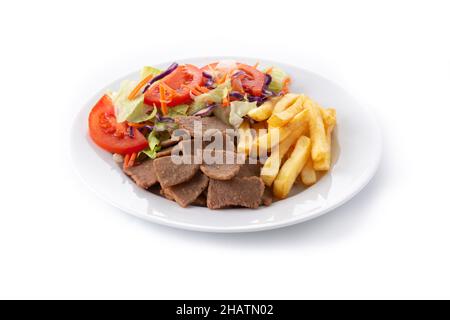 Piatto di kebab, verdure e patatine fritte isolate su sfondo bianco Foto Stock