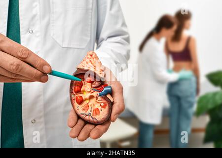 Urologia e trattamento della malattia renale. medico che fa l'esame renale per paziente con malattia renale, soft focus Foto Stock