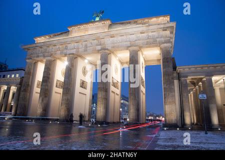 Berlino, Germania. 09th Dic 2021. L'obiettivo di Brandeburgo alla luce della sera, illuminato, viste a Berlino, Germania il 09 dicembre 2021 credito: dpa/Alamy Live News Foto Stock
