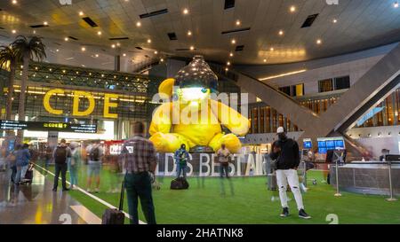 DOHA, QATAR - 16 novembre 2021 : molti viaggiatori sono con le maschere nel terminal dell'aeroporto internazionale di Hamad durante il periodo covid. Foto Stock