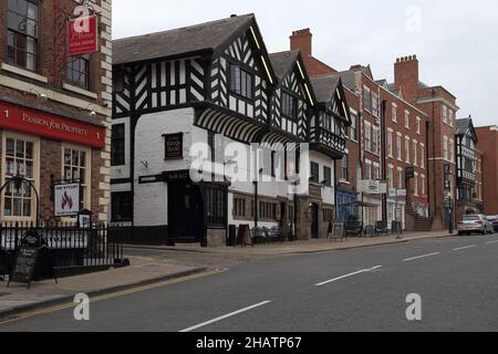 CHESTER, GRAN BRETAGNA - 14 SETTEMBRE 2014: Questa è una delle strade della vecchia città medievale con pietra e case storiche a graticcio. Foto Stock