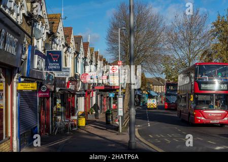 Una fila di case e negozi su Hoe Street, Walthamstow, Londra, Inghilterra, Regno Unito Foto Stock