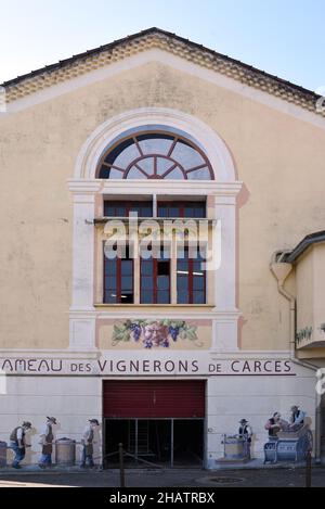 Facciata con murales o dipinti murali su Cantina o Vignerons de Carces, Carces Var Provence Francia Foto Stock