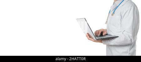 Medico che lavora su un computer portatile online. Medico che si alza e digita sul computer portatile isolato su sfondo bianco. Maschio medico mani digitando sul lapto Foto Stock