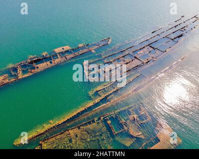 Abbandonato relitto rotto che sporge dal mare Foto Stock