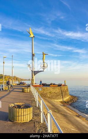 Magic Post (Magische Säule) dello scultore Peter Lenk sul molo del porto di Meersburg al lago di Costanza, Baden-Württemberg, Germania. Foto Stock