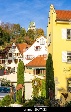 Meersburg al Lago di Costanza, Baden-Württemberg, Germania - 31 ottobre 2014: Vista delle architetture storiche sul confine occidentale della città bassa. Foto Stock