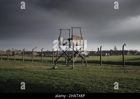 Torre di guardia ad Auschwitz II - Birkenau, ex campo di concentramento e sterminio nazista tedesco - Polonia Foto Stock