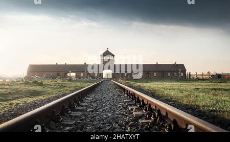 Binario ferroviario e porta della morte - ingresso di Auschwitz II - Birkenau, ex campo di concentramento e sterminio nazista tedesco - Polonia Foto Stock