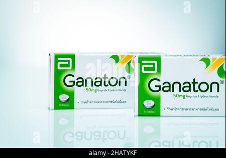 CHONBURI, THAILANDIA-22 NOVEMBRE 2021 : Ganaton prodotto da Abbott Laboratories. Ganaton compresse in confezione di carta su sfondo bianco. Itopride Foto Stock