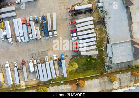 Vista dall'alto del parcheggio dell'auto, fermata del camion nell'area di riposo Foto Stock