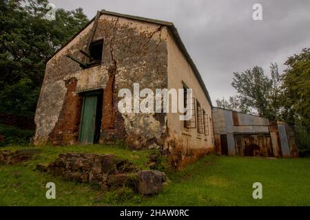 Vecchio magazzino di costruzione in verde in una giornata nuvolosa Foto Stock