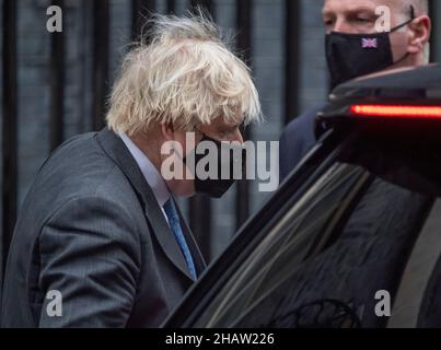 10 Downing Street, Londra, Regno Unito. 15 dicembre 2021. Il primo ministro britannico Boris Johnson indossando una facemask lascia 10 Downing Street per partecipare alle domande finali settimanali dei primi Ministri, PMQs, in Parlamento prima della pausa natalizia il giorno dopo che molti dei conservatori hanno effettivamente dato un voto di sfiducia. Credit: Malcolm Park/Alamy Live News Foto Stock