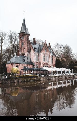 BELGIO, BRUGES, DICEMBRE 2021: Gli splendidi edifici di Bruges, la città belga patrimonio mondiale dell'UNESCO Foto Stock