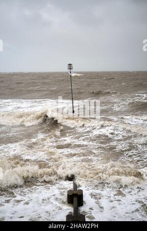 Tempesta confusi mari durante Storm Arwen a Hunstanton Norfolk costa, UK novembre 2021 Foto Stock