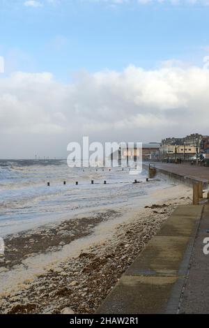 Tempesta confusi mari durante Storm Arwen a Hunstanton Norfolk costa, UK novembre 2021 verso il molo divertimenti lungo la passeggiata Foto Stock