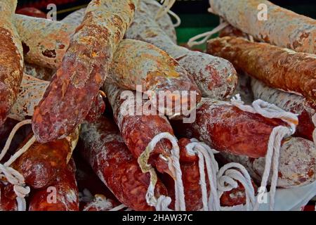 Numerose salsicce dure in mostra, macelleria, salsiccia (salsicha), tradizione spagnola, salsiccia con sospensione, salsiccia con filo di sospensione Foto Stock