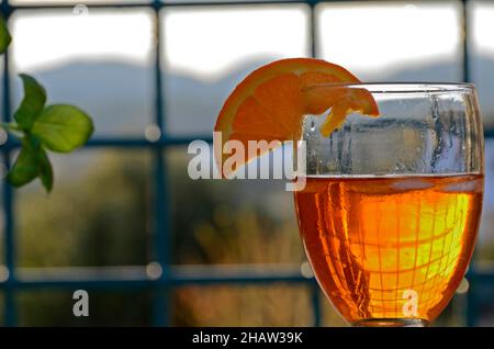 Aperol Spritz in un bicchiere con fetta d'arancia, Sprizz, Veneziano, bevanda mista, bevanda mista, vino bianco, liquore, acqua minerale, prosecco, spirito Foto Stock