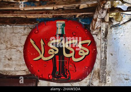 Cartello arabo Coca-Cola, pubblicità coke in arabo, cartello rotondo con bottiglia di coke, Tangeri-Tetouan-al Hoceima, Marocco Foto Stock