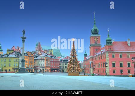 Piazza del Castello e albero di Natale nel centro storico di Varsavia. Foto Stock