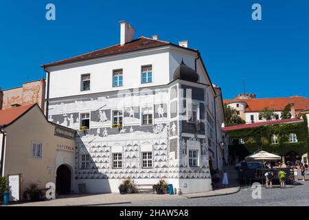 Casa dei Cavalieri, casa sgraffito nella città vecchia, Mikulov, Nikolsburg, distretto di Breclav, regione di Jihomoravsky, Moravia meridionale, Repubblica Ceca Foto Stock