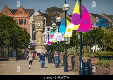 Regno Unito Irlanda del Nord, Co Down, Bangor, Queen’s Parade, McKee Clock accanto a Marina Foto Stock