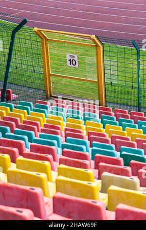 Posti colorati per gli spettatori al Friedrich Ludwig Jahn Sportpark, Berlino, Germania Foto Stock