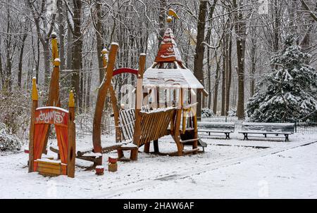 Parco giochi per bambini vuoto e coperto di neve nel Tiergarten, Berlino, Germania Foto Stock