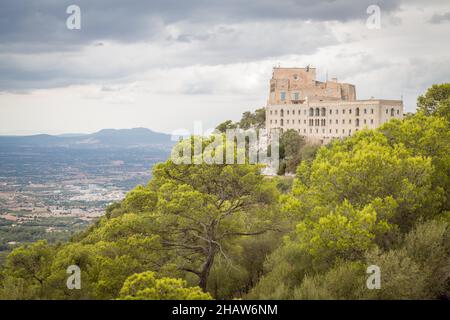 Santuari de Sant Salvador monastero sul monte Puig de Sant Salvador, vicino a Felanitx, Maiorca, Spagna Foto Stock