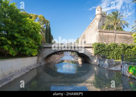 Torrente de la Riera Canal, Museo es Baluard sulla destra, Città Vecchia, Palma, Maiorca, Spagna Foto Stock