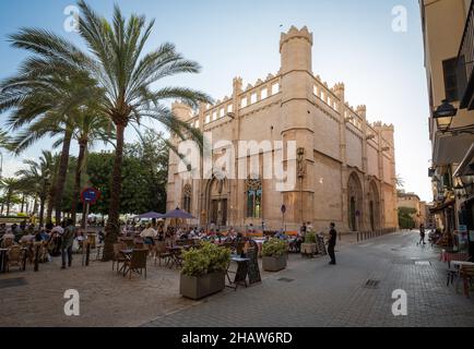 Edificio storico di Llotja de Palma, di fronte ad esso vivace caffè di strada, Placa de la Llotja, Città Vecchia, Palma, Maiorca, Spagna Foto Stock